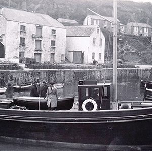 A photo of Porthleven harbour in 1937. The Warehouse can be seen in the background.